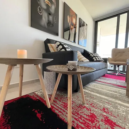 アパート Unforgettable Experience In A Modern Apartment! ラルナカ